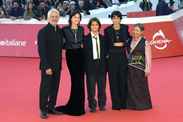 Domenico Procacci, Kasia Smutniak, Leone Procacci, Sophie Taricone und Kunzom Thakuri bei der Premiere des Dokumentarfilms Mustang auf dem 21. Internationalen Filmfestival von Rom Festa del Cinema di Roma 2026 im Auditorium Parco della Musica. Rom, 19.10.2026