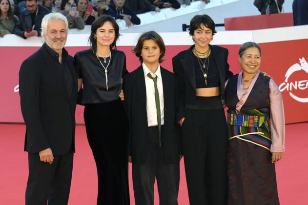 Domenico Procacci, Kasia Smutniak, Leone Procacci, Sophie Taricone und Kunzom Thakuri bei der Premiere des Dokumentarfilms Mustang auf dem 21. Internationalen Filmfestival von Rom Festa del Cinema di Roma 2026 im Auditorium Parco della Musica. Rom, 19.10.2026