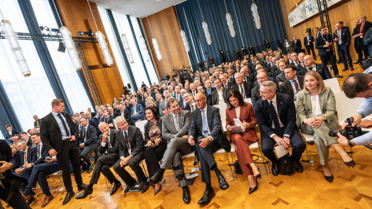 NN, Steffen Bilger, Dorothee Bär, Lars Klingbeil, Friedrich Merz, Katherina Reiche, Karsten Wildberger, Verena Hubertz (1. Reihe von links) - im ehemaligen Staatsratsgebäude der DDR wirbt die Bundesregierung um internationale Investionen;Invest in Germany Summit 2026 in der ESMT - European School of Management and Technology Berlin, Berlin Berlin Deutschland ESMT Berlin