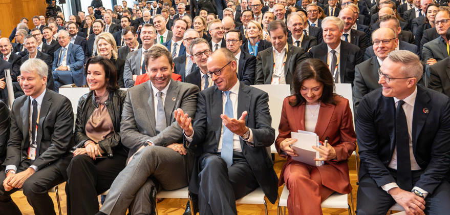 Steffen Bilger, Dorothee Bär, Lars Klingbeil, Friedrich Merz, Katherina Reiche, Karsten Wildberger (1. Reihe von links) - im ehemaligen Staatsratsgebäude der DDR wirbt die Bundesregierung um internationale Investionen;Invest in Germany Summit 2026 in der ESMT - European School of Management and Technology Berlin, Berlin Berlin Deutschland ESMT Berlin