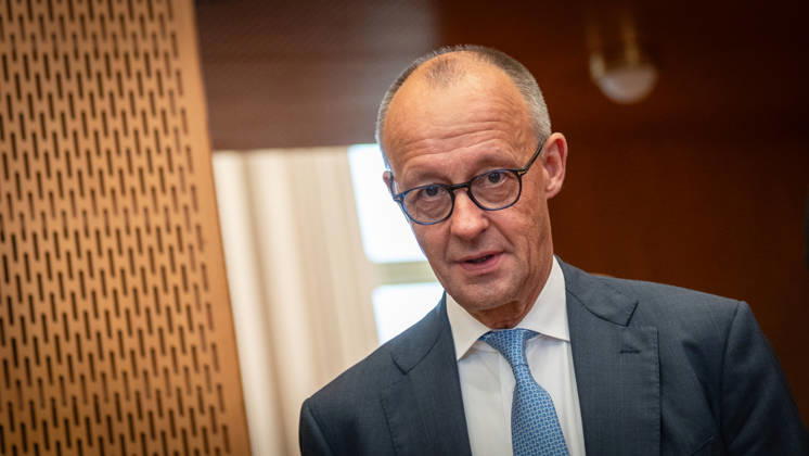 Bundeskanzler Friedrich Merz bei seiner Ankunft im Veranstaltungssaal im ehemaligen Staatsratsgebäude der DDR;Invest in Germany Summit 2026 in der ESMT - European School of Management and Technology Berlin, Berlin Berlin Deutschland ESMT Berlin