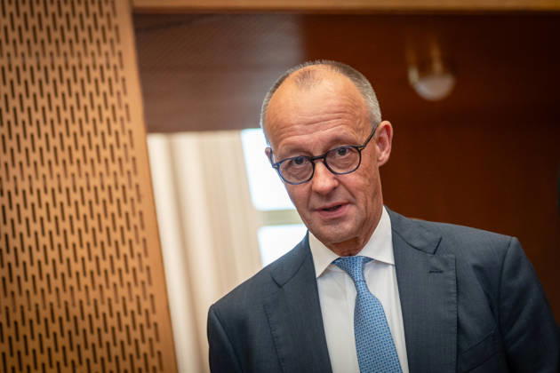 Bundeskanzler Friedrich Merz bei seiner Ankunft im Veranstaltungssaal im ehemaligen Staatsratsgebäude der DDR;Invest in Germany Summit 2026 in der ESMT - European School of Management and Technology Berlin, Berlin Berlin Deutschland ESMT Berlin