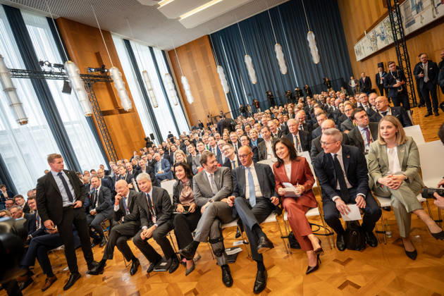 Martin Blessing, Steffen Bilger, Dorothee Bär, Lars Klingbeil, Friedrich Merz, Katherina Reiche, Karsten Wildberger, Verena Hubertz (1. Reihe von links) - im ehemaligen Staatsratsgebäude der DDR wirbt die Bundesregierung um internationale Investionen;Invest in Germany Summit 2026 in der ESMT - European School of Management and Technology Berlin, Berlin Berlin Deutschland ESMT Berlin