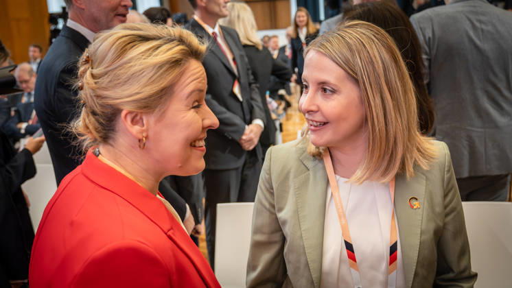 Franziska Giffey, Verena Hubertz (von links);Invest in Germany Summit 2026 in der ESMT - European School of Management and Technology Berlin, Berlin Berlin Deutschland ESMT Berlin