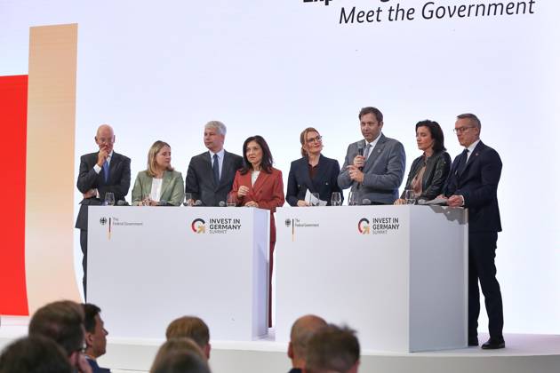 Berlin, Deutschland, 20.10.2026: ESMT: Invest in Germany Summit: Diskussion unter anderem mit: Martin Blessing (Beauftragter für Investitionen im Standort Deutschland), Bundesministerin für Wohnen, Stadtentwicklung und Bauwesen Verena Hubertz (SPD), Bundesminister für Verkehr Steffen Bilger (CDU), Bundesministerin für Wirtschaft und Energie Katherina Reiche (CDU), Lars klingbeil, Bundesministerin für Forschung, Technologie und Raumfahrt Dorothee Bär (CSU), Bundesminister für Digitales und Staatsmodernisierung Karsten Wildberger (CDU) Copyright: xdtsxNachrichtenagenturx dts_140029