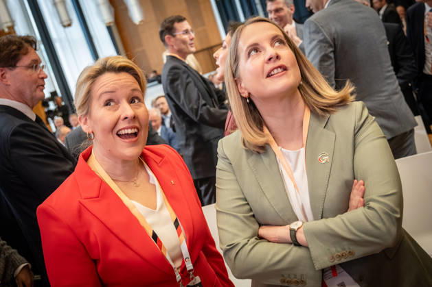 Franziska Giffey, Verena Hubertz (von links);Invest in Germany Summit 2026 in der ESMT - European School of Management and Technology Berlin, Berlin Berlin Deutschland ESMT Berlin