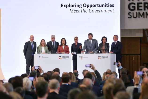 Berlin, Deutschland, 20.10.2026: ESMT: Invest in Germany Summit: Diskussion unter anderem mit: Martin Blessing (Beauftragter für Investitionen im Standort Deutschland), Bundesministerin für Wohnen, Stadtentwicklung und Bauwesen Verena Hubertz (SPD), Bundesminister für Verkehr Steffen Bilger (CDU), Bundesministerin für Wirtschaft und Energie Katherina Reiche (CDU), Lars klingbeil, Bundesministerin für Forschung, Technologie und Raumfahrt Dorothee Bär (CSU), Bundesminister für Digitales und Staatsmodernisierung Karsten Wildberger (CDU) Copyright: xdtsxNachrichtenagenturx dts_140030