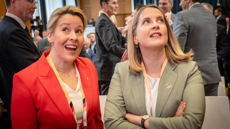 Franziska Giffey, Verena Hubertz (von links);Invest in Germany Summit 2026 in der ESMT - European School of Management and Technology Berlin, Berlin Berlin Deutschland ESMT Berlin