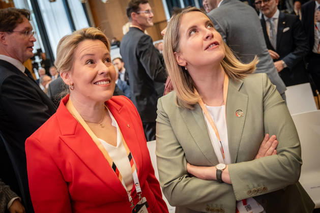 Franziska Giffey, Verena Hubertz (von links);Invest in Germany Summit 2026 in der ESMT - European School of Management and Technology Berlin, Berlin Berlin Deutschland ESMT Berlin