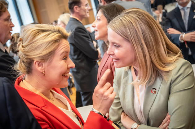Franziska Giffey, Verena Hubertz (von links);Invest in Germany Summit 2026 in der ESMT - European School of Management and Technology Berlin, Berlin Berlin Deutschland ESMT Berlin