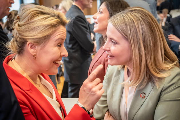 Franziska Giffey, Verena Hubertz (von links);Invest in Germany Summit 2026 in der ESMT - European School of Management and Technology Berlin, Berlin Berlin Deutschland ESMT Berlin