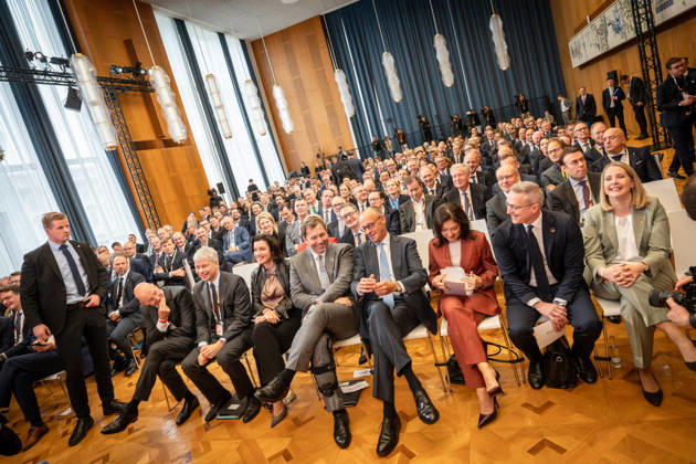 Martin Blessing, Steffen Bilger, Dorothee Bär, Lars Klingbeil, Friedrich Merz, Katherina Reiche, Karsten Wildberger, Verena Hubertz (1. Reihe von links) - im ehemaligen Staatsratsgebäude der DDR wirbt die Bundesregierung um internationale Investionen;Invest in Germany Summit 2026 in der ESMT - European School of Management and Technology Berlin, Berlin Berlin Deutschland ESMT Berlin
