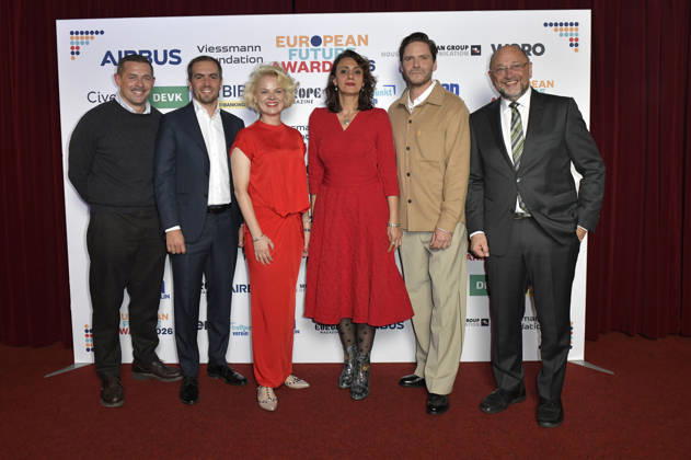 Klaas Heufer-Umlauf, Philipp Lahm, Anna Zeiter, Meral Simsek, Daniel Brühl und Martin Schulz bei der Verleihung des European Future Award 2026 im Tipi am Kanzleramt. Berlin, 19.10.2026