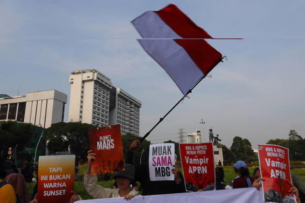 October 20, 2026, Jakarta, Central Jakarta, jakarta: Students and civil society groups stage a protest at Tugu Tani, Central Jakarta, voicing concerns over government policies, environmental issues, and social inequality. Jakarta jakarta - ZUMAp146 20261020_zap_p146_011 Copyright: xDennyxPohanx