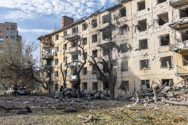 Russian airstrike hits residential building in Kramatorsk KRAMATORSK, UKRAINE - OCTOBER 20: Firefighters put out a fire following a Russian air strike on a residential building in Kramatorsk, Ukraine, on October 20, 2026. Diego Herrera Carcedo Anadolu Kramatorsk Ukraine. Editorial use only. Please get in touch for any other usage.  Copyright: x2026xAnadoluxDiegoxHerreraxCarcedox