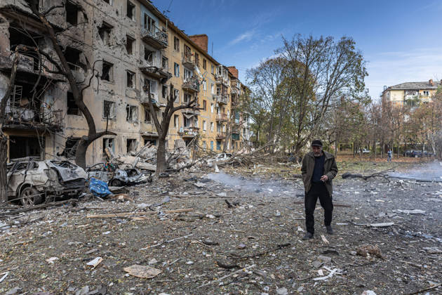 Russian airstrike hits residential building in Kramatorsk KRAMATORSK, UKRAINE - OCTOBER 20: A man walks past a damaged building following a Russian air strike on a residential block in Kramatorsk, Ukraine, on October 20, 2026. Diego Herrera Carcedo Anadolu Kramatorsk Ukraine. Editorial use only. Please get in touch for any other usage.  Copyright: x2026xAnadoluxDiegoxHerreraxCarcedox