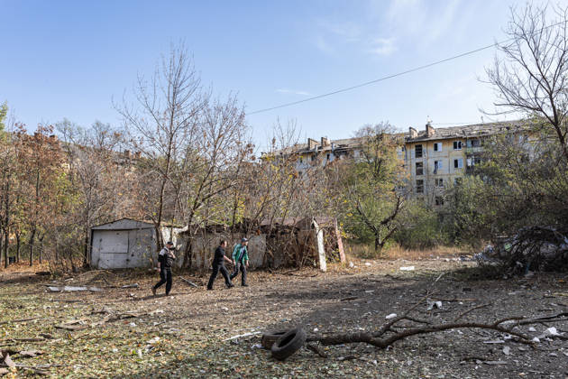 Russian airstrike hits residential building in Kramatorsk KRAMATORSK, UKRAINE - OCTOBER 20: Civilians walk past a damaged building following a Russian air strike on a residential block in Kramatorsk, Ukraine, on October 20, 2026. Diego Herrera Carcedo Anadolu Kramatorsk Ukraine. Editorial use only. Please get in touch for any other usage.  Copyright: x2026xAnadoluxDiegoxHerreraxCarcedox