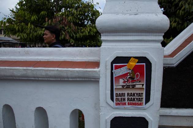 Yogyakarta students protest government YOGYAKARTA, INDONESIA - OCTOBER 20, 2026: Students gather at the Special Region of Yogyakarta (DIY) Regional People s Representative Council (DPRD) building during a protest against the central government, which has been in office for two years. Students from Muhammadiyah University of Yogyakarta (UMY) later marched to the Zero Kilometer Point in Yogyakarta to voice criticism of government policies they consider controversial and harmful to people s lives. Yogyakarta Indonesia Copyright: x xTopenxAnggaraxSaputrax xJNAxPressx