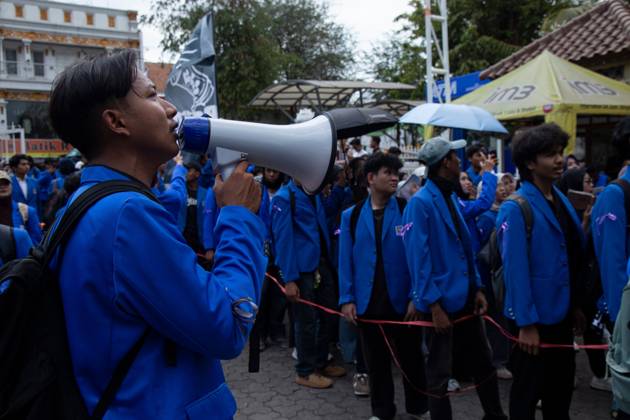 Yogyakarta students protest government YOGYAKARTA, INDONESIA - OCTOBER 20, 2026: Students gather at the Special Region of Yogyakarta (DIY) Regional People s Representative Council (DPRD) building during a protest against the central government, which has been in office for two years. Students from Muhammadiyah University of Yogyakarta (UMY) later marched to the Zero Kilometer Point in Yogyakarta to voice criticism of government policies they consider controversial and harmful to people s lives. Yogyakarta Indonesia Copyright: x xTopenxAnggaraxSaputrax xJNAxPressx