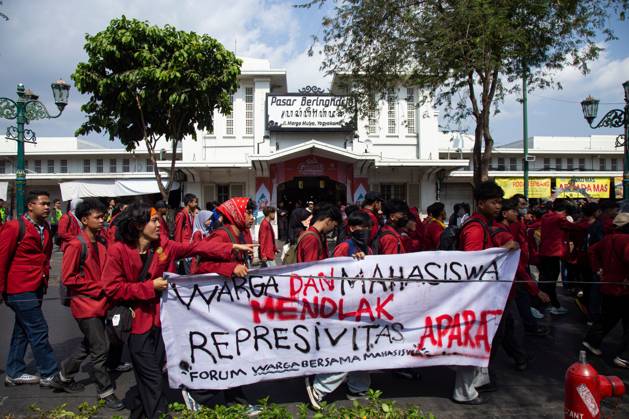 Yogyakarta students protest government YOGYAKARTA, INDONESIA - OCTOBER 20, 2026: Students gather at the Special Region of Yogyakarta (DIY) Regional People s Representative Council (DPRD) building during a protest against the central government, which has been in office for two years. Students from Muhammadiyah University of Yogyakarta (UMY) later marched to the Zero Kilometer Point in Yogyakarta to voice criticism of government policies they consider controversial and harmful to people s lives. Yogyakarta Indonesia Copyright: x xTopenxAnggaraxSaputrax xJNAxPressx