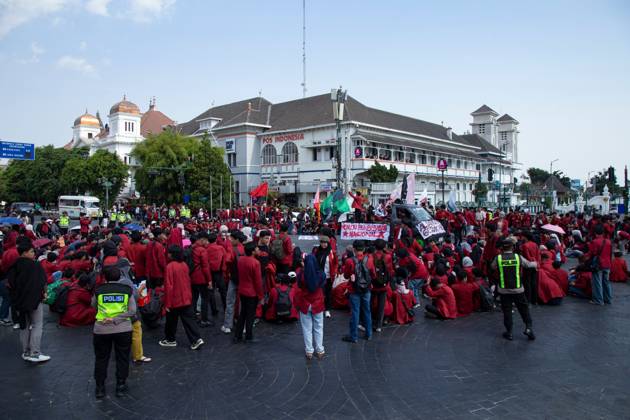 Yogyakarta students protest government YOGYAKARTA, INDONESIA - OCTOBER 20, 2026: Students gather at the Special Region of Yogyakarta (DIY) Regional People s Representative Council (DPRD) building during a protest against the central government, which has been in office for two years. Students from Muhammadiyah University of Yogyakarta (UMY) later marched to the Zero Kilometer Point in Yogyakarta to voice criticism of government policies they consider controversial and harmful to people s lives. Yogyakarta Indonesia Copyright: x xTopenxAnggaraxSaputrax xJNAxPressx