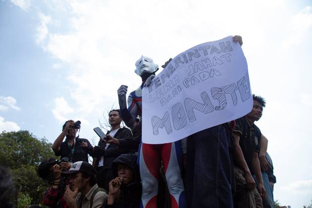 Yogyakarta students protest government YOGYAKARTA, INDONESIA - OCTOBER 20, 2026: Students gather at the Special Region of Yogyakarta (DIY) Regional People s Representative Council (DPRD) building during a protest against the central government, which has been in office for two years. Students from Muhammadiyah University of Yogyakarta (UMY) later marched to the Zero Kilometer Point in Yogyakarta to voice criticism of government policies they consider controversial and harmful to people s lives. Yogyakarta Indonesia Copyright: x xTopenxAnggaraxSaputrax xJNAxPressx