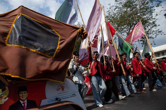 Yogyakarta students protest government YOGYAKARTA, INDONESIA - OCTOBER 20, 2026: Students gather at the Special Region of Yogyakarta (DIY) Regional People s Representative Council (DPRD) building during a protest against the central government, which has been in office for two years. Students from Muhammadiyah University of Yogyakarta (UMY) later marched to the Zero Kilometer Point in Yogyakarta to voice criticism of government policies they consider controversial and harmful to people s lives. Yogyakarta Indonesia Copyright: x xTopenxAnggaraxSaputrax xJNAxPressx