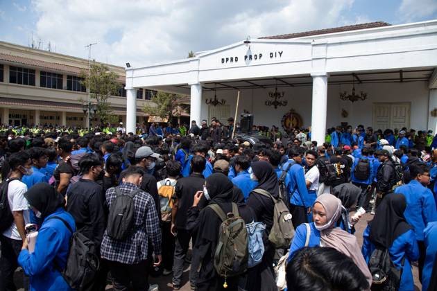 Yogyakarta students protest government YOGYAKARTA, INDONESIA - OCTOBER 20, 2026: Students gather at the Special Region of Yogyakarta (DIY) Regional People s Representative Council (DPRD) building during a protest against the central government, which has been in office for two years. Students from Muhammadiyah University of Yogyakarta (UMY) later marched to the Zero Kilometer Point in Yogyakarta to voice criticism of government policies they consider controversial and harmful to people s lives. Yogyakarta Indonesia Copyright: x xTopenxAnggaraxSaputrax xJNAxPressx