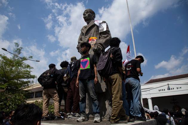 Yogyakarta students protest government YOGYAKARTA, INDONESIA - OCTOBER 20, 2026: Students gather at the Special Region of Yogyakarta (DIY) Regional People s Representative Council (DPRD) building during a protest against the central government, which has been in office for two years. Students from Muhammadiyah University of Yogyakarta (UMY) later marched to the Zero Kilometer Point in Yogyakarta to voice criticism of government policies they consider controversial and harmful to people s lives. Yogyakarta Indonesia Copyright: x xTopenxAnggaraxSaputrax xJNAxPressx