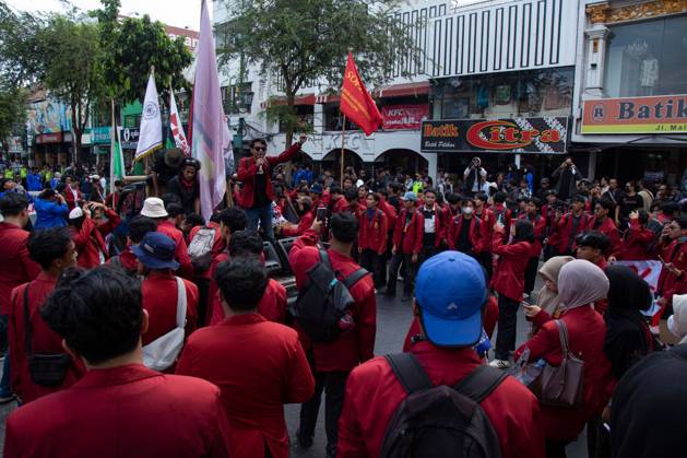 October 20, 2026, Yogyakarta, Indonesia: YOGYAKARTA, INDONESIA - OCTOBER 20, 2026: Students gather at the Special Region of Yogyakarta (DIY) Regional People s Representative Council (DPRD) building during a protest against the central government, which has been in office for two years. Students from Muhammadiyah University of Yogyakarta (UMY) later marched to the Zero Kilometer Point in Yogyakarta to voice criticism of government policies they consider controversial and harmful to people s lives. Yogyakarta Indonesia - ZUMAq101 20261020_zna_q101_071 Copyright: xTopenxAnggaraxSaputrax