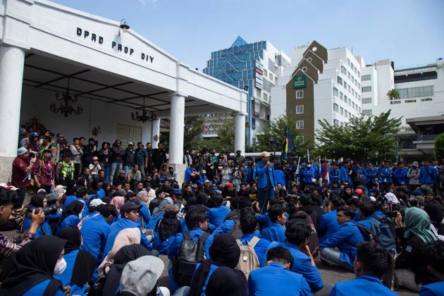 October 20, 2026, Yogyakarta, Indonesia: YOGYAKARTA, INDONESIA - OCTOBER 20, 2026: Students gather at the Special Region of Yogyakarta (DIY) Regional People s Representative Council (DPRD) building during a protest against the central government, which has been in office for two years. Students from Muhammadiyah University of Yogyakarta (UMY) later marched to the Zero Kilometer Point in Yogyakarta to voice criticism of government policies they consider controversial and harmful to people s lives. Yogyakarta Indonesia  - ZUMAq101 20261020_zna_q101_072 Copyright: xTopenxAnggaraxSaputrax