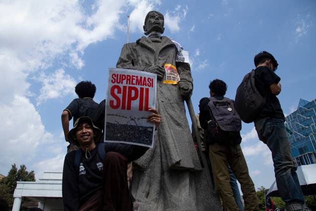 October 20, 2026, Yogyakarta, Indonesia: YOGYAKARTA, INDONESIA - OCTOBER 20, 2026: Students gather at the Special Region of Yogyakarta (DIY) Regional People s Representative Council (DPRD) building during a protest against the central government, which has been in office for two years. Students from Muhammadiyah University of Yogyakarta (UMY) later marched to the Zero Kilometer Point in Yogyakarta to voice criticism of government policies they consider controversial and harmful to people s lives. Yogyakarta Indonesia  - ZUMAq101 20261020_zna_q101_073 Copyright: xTopenxAnggaraxSaputrax