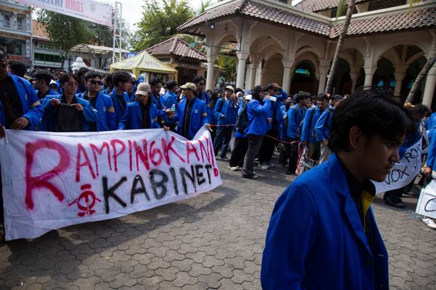 October 20, 2026, Yogyakarta, Indonesia: YOGYAKARTA, INDONESIA - OCTOBER 20, 2026: Students gather at the Special Region of Yogyakarta (DIY) Regional People s Representative Council (DPRD) building during a protest against the central government, which has been in office for two years. Students from Muhammadiyah University of Yogyakarta (UMY) later marched to the Zero Kilometer Point in Yogyakarta to voice criticism of government policies they consider controversial and harmful to people s lives. Yogyakarta Indonesia - ZUMAq101 20261020_zna_q101_074 Copyright: xTopenxAnggaraxSaputrax