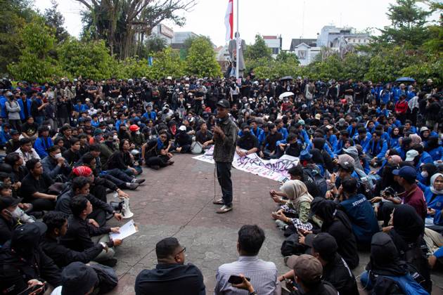 October 20, 2026, Yogyakarta, Indonesia: YOGYAKARTA, INDONESIA - OCTOBER 20, 2026: Students gather at the Special Region of Yogyakarta (DIY) Regional People s Representative Council (DPRD) building during a protest against the central government, which has been in office for two years. Students from Muhammadiyah University of Yogyakarta (UMY) later marched to the Zero Kilometer Point in Yogyakarta to voice criticism of government policies they consider controversial and harmful to people s lives. Yogyakarta Indonesia - ZUMAq101 20261020_zna_q101_075 Copyright: xTopenxAnggaraxSaputrax