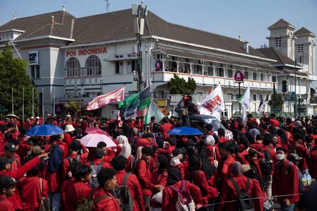 October 20, 2026, Yogyakarta, Indonesia: YOGYAKARTA, INDONESIA - OCTOBER 20, 2026: Students gather at the Special Region of Yogyakarta (DIY) Regional People s Representative Council (DPRD) building during a protest against the central government, which has been in office for two years. Students from Muhammadiyah University of Yogyakarta (UMY) later marched to the Zero Kilometer Point in Yogyakarta to voice criticism of government policies they consider controversial and harmful to people s lives. Yogyakarta Indonesia - ZUMAq101 20261020_zna_q101_076 Copyright: xTopenxAnggaraxSaputrax