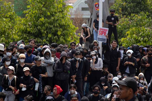 October 20, 2026, Yogyakarta, Indonesia: YOGYAKARTA, INDONESIA - OCTOBER 20, 2026: Students gather at the Special Region of Yogyakarta (DIY) Regional People s Representative Council (DPRD) building during a protest against the central government, which has been in office for two years. Students from Muhammadiyah University of Yogyakarta (UMY) later marched to the Zero Kilometer Point in Yogyakarta to voice criticism of government policies they consider controversial and harmful to people s lives. Yogyakarta Indonesia  - ZUMAq101 20261020_zna_q101_081 Copyright: xTopenxAnggaraxSaputrax