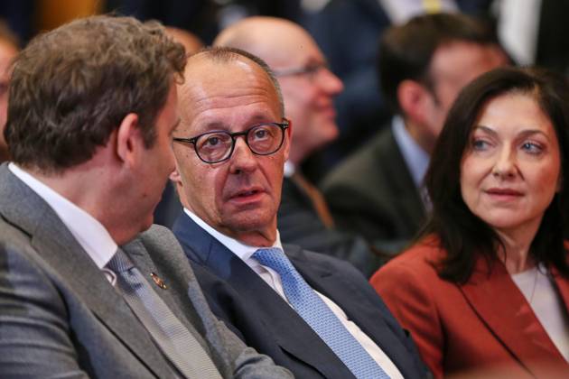 Berlin, Deutschland, 20.10.2026: ESMT: Invest in Germany Summit: Bundesminister der Finanzen Lars Klingbeil (SPD), Bundeskanzler Friedrich Merz (CDU), Bundesministerin für Wirtschaft und Energie Katherina Reiche (CDU) Copyright: xdtsxNachrichtenagenturx dts_140048
