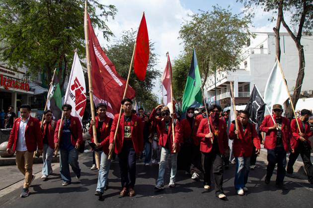 October 20, 2026, Yogyakarta, Indonesia: YOGYAKARTA, INDONESIA - OCTOBER 20, 2026: Students gather at the Special Region of Yogyakarta (DIY) Regional People s Representative Council (DPRD) building during a protest against the central government, which has been in office for two years. Students from Muhammadiyah University of Yogyakarta (UMY) later marched to the Zero Kilometer Point in Yogyakarta to voice criticism of government policies they consider controversial and harmful to people s lives. Yogyakarta Indonesia - ZUMAq101 20261020_zna_q101_078 Copyright: xTopenxAnggaraxSaputrax