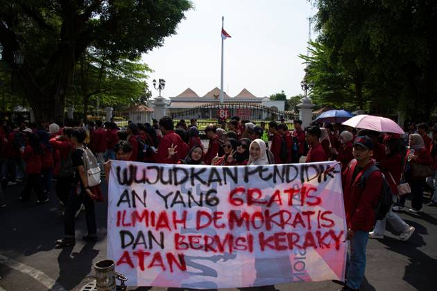 October 20, 2026, Yogyakarta, Indonesia: YOGYAKARTA, INDONESIA - OCTOBER 20, 2026: Students gather at the Special Region of Yogyakarta (DIY) Regional People s Representative Council (DPRD) building during a protest against the central government, which has been in office for two years. Students from Muhammadiyah University of Yogyakarta (UMY) later marched to the Zero Kilometer Point in Yogyakarta to voice criticism of government policies they consider controversial and harmful to people s lives. Yogyakarta Indonesia - ZUMAq101 20261020_zna_q101_079 Copyright: xTopenxAnggaraxSaputrax