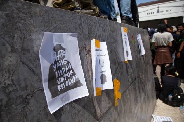 October 20, 2026, Yogyakarta, Indonesia: YOGYAKARTA, INDONESIA - OCTOBER 20, 2026: Students gather at the Special Region of Yogyakarta (DIY) Regional People s Representative Council (DPRD) building during a protest against the central government, which has been in office for two years. Students from Muhammadiyah University of Yogyakarta (UMY) later marched to the Zero Kilometer Point in Yogyakarta to voice criticism of government policies they consider controversial and harmful to people s lives. Yogyakarta Indonesia  - ZUMAq101 20261020_zna_q101_087 Copyright: xTopenxAnggaraxSaputrax
