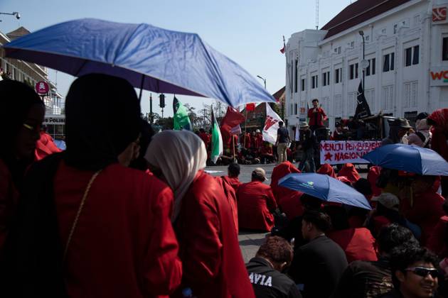 October 20, 2026, Yogyakarta, Indonesia: YOGYAKARTA, INDONESIA - OCTOBER 20, 2026: Students gather at the Special Region of Yogyakarta (DIY) Regional People s Representative Council (DPRD) building during a protest against the central government, which has been in office for two years. Students from Muhammadiyah University of Yogyakarta (UMY) later marched to the Zero Kilometer Point in Yogyakarta to voice criticism of government policies they consider controversial and harmful to people s lives. Yogyakarta Indonesia - ZUMAq101 20261020_zna_q101_085 Copyright: xTopenxAnggaraxSaputrax