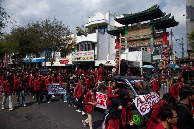 October 20, 2026, Yogyakarta, Indonesia: YOGYAKARTA, INDONESIA - OCTOBER 20, 2026: Students gather at the Special Region of Yogyakarta (DIY) Regional People s Representative Council (DPRD) building during a protest against the central government, which has been in office for two years. Students from Muhammadiyah University of Yogyakarta (UMY) later marched to the Zero Kilometer Point in Yogyakarta to voice criticism of government policies they consider controversial and harmful to people s lives. Yogyakarta Indonesia - ZUMAq101 20261020_zna_q101_089 Copyright: xTopenxAnggaraxSaputrax