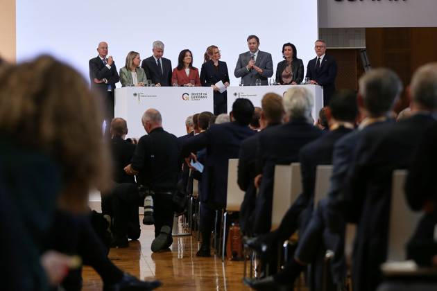 Berlin, Deutschland, 20.10.2026: ESMT: Invest in Germany Summit: Diskussion unter anderem mit: Martin Blessing (Beauftragter für Investitionen im Standort Deutschland), Bundesministerin für Wohnen, Stadtentwicklung und Bauwesen Verena Hubertz (SPD), Bundesminister für Verkehr Steffen Bilger (CDU), Bundesministerin für Wirtschaft und Energie Katherina Reiche (CDU), Bundesminister der Finanzen Lars Klingbeil (SPD), Bundesministerin für Forschung, Technologie und Raumfahrt Dorothee Bär (CSU), Bundesminister für Digitales und Staatsmodernisierung Karsten Wildberger (CDU) Copyright: xdtsxNachrichtenagenturx dts_140046