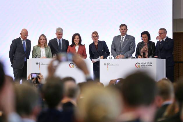 Berlin, Deutschland, 20.10.2026: ESMT: Invest in Germany Summit: Diskussion unter anderem mit: Martin Blessing (Beauftragter für Investitionen im Standort Deutschland), Bundesministerin für Wohnen, Stadtentwicklung und Bauwesen Verena Hubertz (SPD), Bundesminister für Verkehr Steffen Bilger (CDU), Bundesministerin für Wirtschaft und Energie Katherina Reiche (CDU), Bundesminister der Finanzen Lars Klingbeil (SPD), Bundesministerin für Forschung, Technologie und Raumfahrt Dorothee Bär (CSU), Bundesminister für Digitales und Staatsmodernisierung Karsten Wildberger (CDU) Copyright: xdtsxNachrichtenagenturx dts_140032