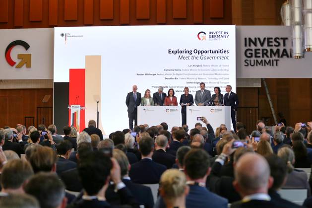 Berlin, Deutschland, 20.10.2026: ESMT: Invest in Germany Summit: Diskussion unter anderem mit: Martin Blessing (Beauftragter für Investitionen im Standort Deutschland), Bundesministerin für Wohnen, Stadtentwicklung und Bauwesen Verena Hubertz (SPD), Bundesminister für Verkehr Steffen Bilger (CDU), Bundesministerin für Wirtschaft und Energie Katherina Reiche (CDU), Bundesminister der Finanzen Lars Klingbeil (SPD), Bundesministerin für Forschung, Technologie und Raumfahrt Dorothee Bär (CSU), Bundesminister für Digitales und Staatsmodernisierung Karsten Wildberger (CDU) Copyright: xdtsxNachrichtenagenturx dts_140033