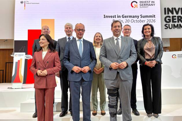 Berlin, Deutschland, 20.10.2026: ESMT: Invest in Germany Summit: Familienfoto, hintere Reihe von L-R: Martin Blessing (Beauftragter für Investitionen im Standort Deutschland), Bundesminister für Verkehr Steffen Bilger (CDU), Bundesministerin für Wohnen, Stadtentwicklung und Bauwesen Verena Hubertz (SPD), Bundesminister für Digitales und Staatsmodernisierung Karsten Wildberger (CDU), Bundesministerin für Forschung, Technologie und Raumfahrt Dorothee Bär (CSU) und vordere Reihe L-R: Bundesministerin für Wirtschaft und Energie Katherina Reiche (CDU), Bundeskanzler Friedrich Merz (CDU), Bundesminister der Finanzen Lars Klingbeil (SPD) Copyright: xdtsxNachrichtenagenturx dts_140042