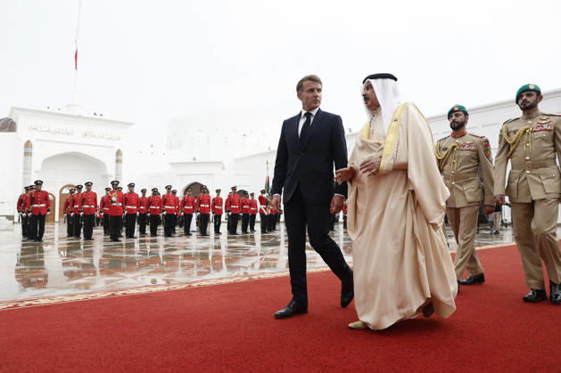 President Macron Visits Bahrain Bahrain s King Hamad bin Isa Al Khalifa welcomes French President Emmanuel Macron at Al-Sakhir Palace near Zallaq, Bahrain, October 20, 2026. Photo by Benoit Tessier Pool ABACAPRESS.COM Zallaq Bahrain  Copyright: xTessierxBenoit Pool ABACAx