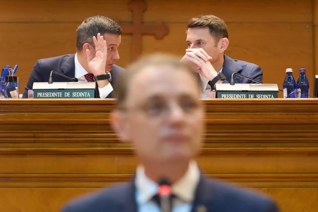 Luca Niculescu New Romanian Prime Minister Vote in Paliament Bucharest, Romania. 20th Oct, 2026: Social Democratic Party (PSD) leader Sorin Grindeanu (L) speaks with Mircea Abrudean (R), president of the Senate, during the speech of Luca Niculescu, prime minister‘designate, as Parliament votes on his cabinet in the Romanian Parliament. Bucharest Romania Copyright: xLucianxAlecux