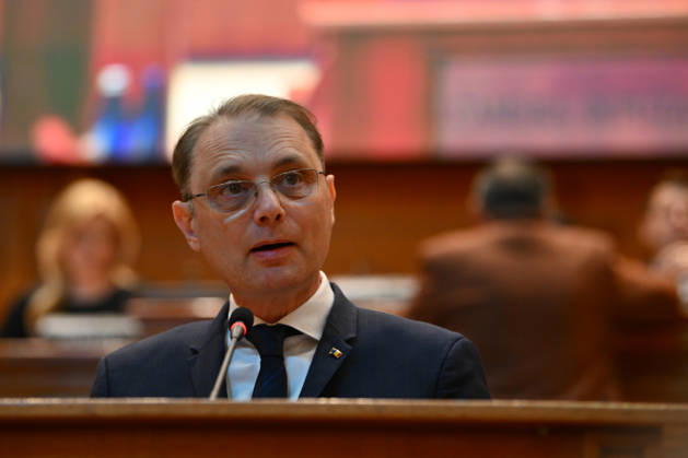 Prime Minister-designate Luca Niculescu addresses plenary session of the Romanian Parliament in Bucharest BUCHAREST, ROMANIA - OCTOBER 20: Prime Minister-designate Luca Niculescu, proposed by President of Romania Nicusor Dan, addresses a joint plenary session of the Romanian Parliament at the Palace of the Parliament in Bucharest, Romania on Tuesday, October 20, 2026. Niculescu presented his governing platform, fiscal reform agenda, and proposed cabinet lineup to lawmakers ahead of the vote of confidence. Alex Nicodim Anadolu Bucharest Romania. Editorial use only. Please get in touch for any other usage.  Copyright: x2026xAnadoluxAlexxNicodimx