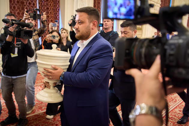 Luca Niculescu New Romanian Prime Minister After Confidence Vote Bucharest, Romania. 20th Oct, 2026: A parliamentary staff member carries the urn used for the secret ballot on Luca Niculescu s Cabinet in Parliament. Niculescu received 280 votes and becomes Romania s new prime minister. Bucharest Romania Copyright: xLucianxAlecux